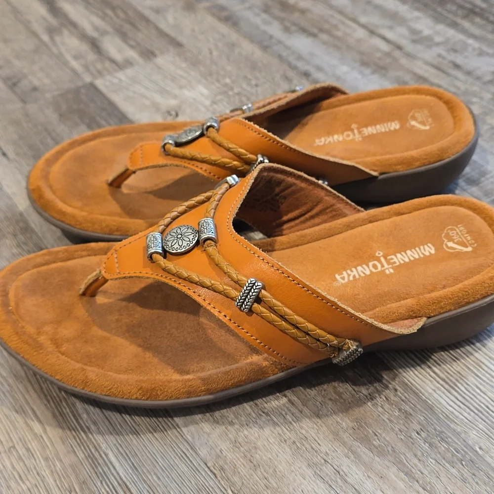 Minnetonka Women's‎ Camel and Silver Accent Leather Sandals| Size 8